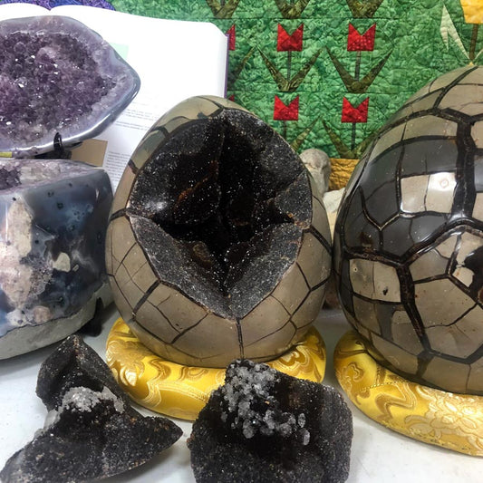 Geode rocks in different colors and sizes